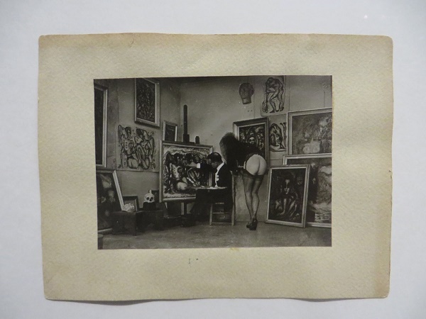 Pierre Molinier, Molinier et sa muse à l'atelier, 1955, tirage gélatino-argentique, 7,2x10cm, coll: Fleiss (gal. 1900-2000); ph Etienne Taburet Entrevoirart